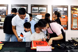 Khách du lịch đến tham quan tại Văn Miếu-Quốc Tử Giám.