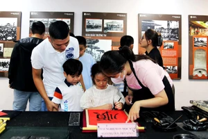 Khách du lịch đến tham quan tại Văn Miếu-Quốc Tử Giám.