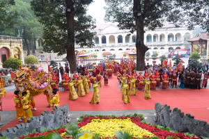 Hoàng thành Thăng Long rực rỡ trong Lễ dâng hương khai xuân.