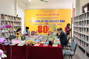 Độc giả đến nghiên cứu, tìm hiểu tại trưng bày.