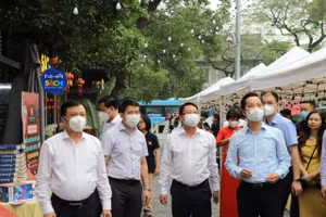 Bí thư Thành ủy Hà Nội Đinh Tiến Dũng tham quan hoạt động của Phố Sách.