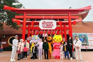 Khách du lịch tham gia các hoạt động tại Thiên đường Bảo Sơn. 