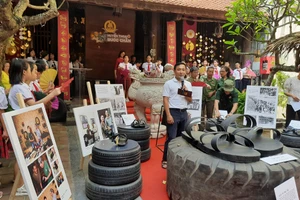 Giới thiệu về sự ra đời của đôi dép Bác Hồ trong không gian đình Kim Ngân.