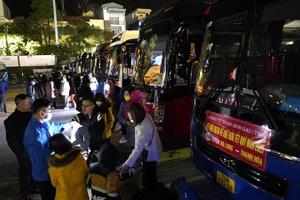 Thợ mỏ Tập đoàn Công nghiệp Than-Khoáng sản Việt Nam (TKV) được hỗ trợ các chuyến xe nghĩa tình đưa về quê ăn Tết.