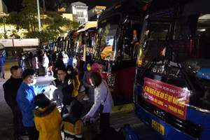 Thợ mỏ Tập đoàn Công nghiệp Than-Khoáng sản Việt Nam (TKV) được hỗ trợ các chuyến xe nghĩa tình đưa về quê ăn Tết.