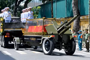 Đưa tiễn Linh cữu Tổng Bí thư Nguyễn Phú Trọng về nơi an nghỉ cuối cùng. (Ảnh: THỦY NGUYÊN)