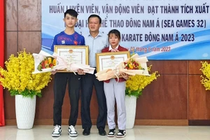Ông Đào Mỹ, Phó Chủ tịch UBND tỉnh Phú Yên tặng bằng khen cho vận động viên Lê Thị Tuyết và Văn Minh Hiếu.