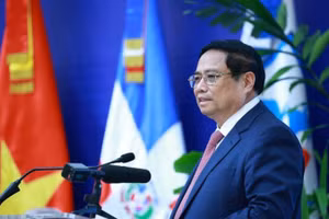 Thủ tướng Phạm Minh Chính phát biểu chính sách tại Học viện Ngoại giao, Bộ Ngoại giao Cộng hòa Dominica. (Ảnh: TTXVN)