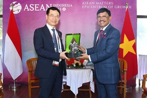 Bộ trưởng Thông tin và Truyền thông Nguyễn Mạnh Hùng (bên trái) và Bộ trưởng Truyền thông và Thông tin Indonesia Johnny G. Plate.