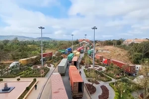 Phương tiện qua lại cửa khẩu quốc tế Lao Bảo (Quảng Trị) trong những ngày đầu năm mới nhộn nhịp.