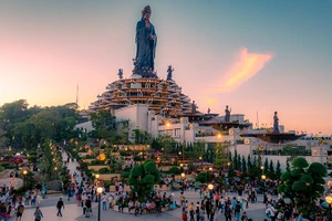 Núi Bà Đen cán mốc đón 3 triệu lượt khách vào dịp 30/4. (Ảnh: MINH TÚ)