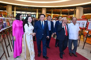 Chủ tịch Quốc hội Vương Đình Huệ và các đại biểu dự buổi lễ.