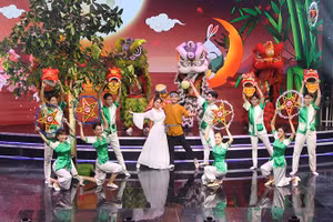 Các em thiếu niên, nhi đồng xem một tiết mục múa.