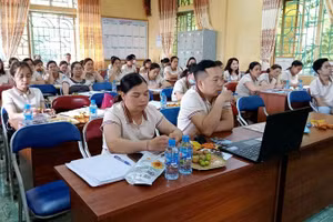 Năm học 2022-2023, Trường Phổ thông dân tộc bán trú Tiểu học và Trung học cơ sở xã Phan Thanh, huyện Bảo Lạc, tỉnh Cao Bằng vẫn chưa có giáo viên dạy môn tin học. (Ảnh: Đội ngũ giáo viên nhà trường)