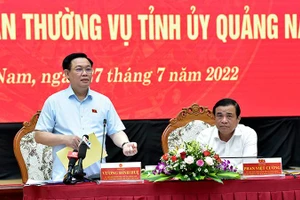 Chủ tịch Quốc hội Vương Đình Huệ phát biểu kết luận buổi làm việc.