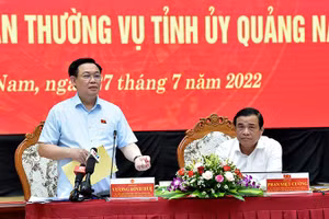 Chủ tịch Quốc hội Vương Đình Huệ phát biểu kết luận buổi làm việc.