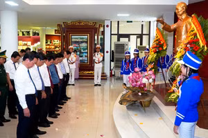 Lãnh đạo tỉnh và các ban, ngành tổ chức dâng hoa lên Bác tại Bảo tàng Hồ Chí Minh tỉnh.