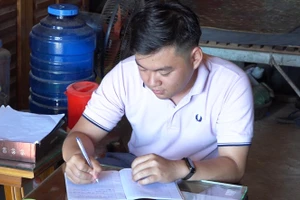 Em Đinh Trọng Nam, thôn 1, xã Ia Tơi viết đơn tình nguyện lên đường nhập ngũ.