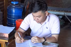 Em Đinh Trọng Nam, thôn 1, xã Ia Tơi viết đơn tình nguyện lên đường nhập ngũ.