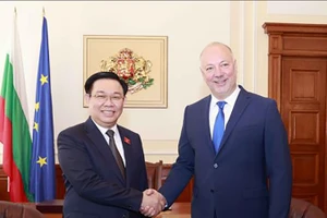 Chủ tịch Quốc hội Vương Đình Huệ và Chủ tịch Quốc hội Cộng hòa Bulgaria Rosen Zhelyazkov. (Ảnh: TTXVN)