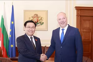 Chủ tịch Quốc hội Vương Đình Huệ và Chủ tịch Quốc hội Cộng hòa Bulgaria Rosen Zhelyazkov. (Ảnh: TTXVN)