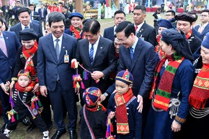 Chủ tịch nước Võ Văn Thưởng và Tổng thống Philippines Ferdinand Marcos Jr. tham quan không gian Tết Việt 2024 tại Hoàng thành Thăng Long (Hà Nội).