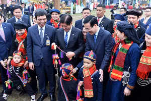 Chủ tịch nước Võ Văn Thưởng và Tổng thống Philippines Ferdinand Marcos Jr. tham quan không gian Tết Việt 2024 tại Hoàng thành Thăng Long (Hà Nội).