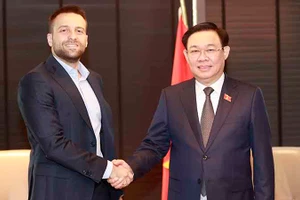 Chủ tịch Quốc hội Vương Đình Huệ tiếp Giám đốc M&A của Tập đoàn SoFcarma (Bulgaria) Dimitar Naydenov. (Ảnh: daibieunhandan.vn)