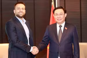 Chủ tịch Quốc hội Vương Đình Huệ tiếp Giám đốc M&A của Tập đoàn SoFcarma (Bulgaria) Dimitar Naydenov. (Ảnh: daibieunhandan.vn)