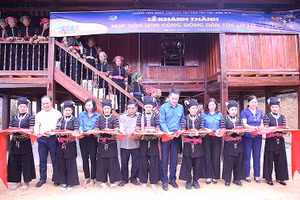 Đại diện Trung ương Hội Liên hiệp Thanh niên Việt Nam và các đơn vị liên quan cùng đồng bào dân tộc Lô Lô cắt băng khánh thành công trình.