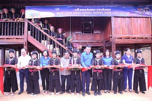 Đại diện Trung ương Hội Liên hiệp Thanh niên Việt Nam và các đơn vị liên quan cùng đồng bào dân tộc Lô Lô cắt băng khánh thành công trình.