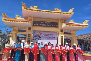 Lãnh đạo địa phương thực hiện nghi thức khánh thành công trình Khu di tích lịch sử “Nơi ở và làm việc của đồng chí Võ Văn Kiệt”.