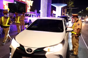 Tổ công tác Cục Cảnh sát giao thông kiểm tra nồng độ cồn trên đường Võ Thị Sáu, thành phố Biên Hòa.