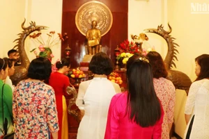 Thành kính dâng hương tưởng nhớ Chủ tịch Hồ Chí Minh vĩ đại (Ảnh: NGUYỄN HIỆP)