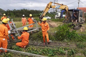 PC Quảng Nam huy động lực lượng khẩn trương khôi phục mạng lưới điện.