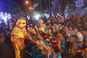 Trẻ em vui thích tham gia Lễ hội Trung thu Phố cổ 2022 tối 1/9.