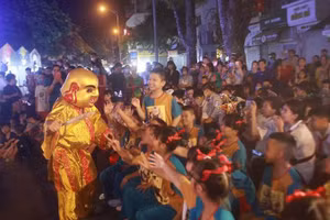 Trẻ em vui thích tham gia Lễ hội Trung thu Phố cổ 2022 tối 1/9.