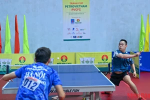 Trận tứ kết đơn nam kịch tính giữa Đinh Anh Hoàng và Lê Tiến Đạt