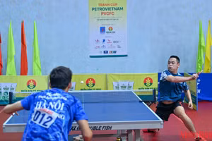 Trận tứ kết đơn nam kịch tính giữa Đinh Anh Hoàng và Lê Tiến Đạt