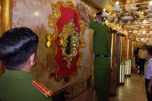 Kiểm tra tại 1 cơ sở kinh doanh karaoke tại thành phố Biên Hòa. (Ảnh: Công an cung cấp).