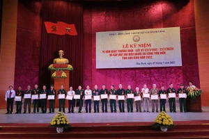 Tặng Bằng khen cho 20 đại biểu người có công đã có nhiều nỗ lực, khắc phục khó khăn, vươn lên trong cuộc sống.