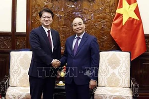 Chủ tịch nước Nguyễn Xuân Phúc tiếp ông Seong Ghi-hong, Chủ tịch, Giám đốc điều hành Hãng Thông tấn Yonhap của Hàn Quốc. (Ảnh: TTXVN)