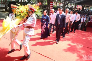 Các đồng chí: Cao Thị Hòa An, Phó Bí thư thường trực Tỉnh ủy, Chủ tịch Hội đồng nhân dân tỉnh; Tạ Anh Tuấn, Phó Bí thư Tỉnh ủy, Chủ tịch Ủy ban nhân dân tỉnh Phú Yên cùng các đại biểu dâng hoa tại Khu di tích lịch sử Nhà thờ Bác Hồ, xã Sơn Định, huyện Sơn Hòa (Phú Yên).