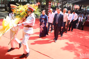 Các đồng chí: Cao Thị Hòa An, Phó Bí thư thường trực Tỉnh ủy, Chủ tịch Hội đồng nhân dân tỉnh; Tạ Anh Tuấn, Phó Bí thư Tỉnh ủy, Chủ tịch Ủy ban nhân dân tỉnh Phú Yên cùng các đại biểu dâng hoa tại Khu di tích lịch sử Nhà thờ Bác Hồ, xã Sơn Định, huyện Sơn Hòa (Phú Yên).