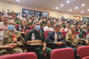 Hơn 300 đại biểu là người có công, thương binh, đại diện gia đình liệt sĩ... dự Hội nghị.