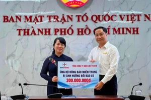 Đại diện Tổng Công ty Điện lực Thành phố Hồ Chí Minh trao 300 triệu đồng ủng hộ đồng bào miền trung gặp khó khăn do cơn bão số 4 gây ra.