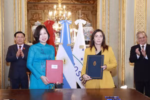[Ảnh] Chủ tịch Quốc hội Vương Đình Huệ chứng kiến Lễ ký kết các văn kiện