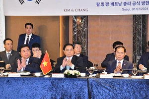 Thủ tướng Phạm Minh Chính tham dự tọa đàm với các tập đoàn, doanh nghiệp lớn của Hàn Quốc.