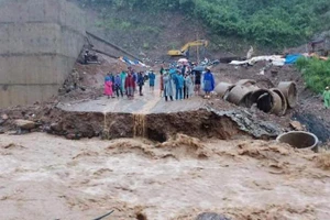 Mưa lũ cuốn trôi một đoạn trên tuyến tỉnh lộ 109 từ xã Nặm Păm vào xã Ngọc Chiến.