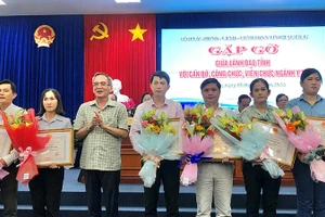 Đồng chí Bí thư Tỉnh ủy Bạc Liêu Lữ Văn Hùng tặng bằng khen và hoa cho những thầy thuốc xuất sắc trong tỉnh. (Ảnh: TRỌNG DUY)
